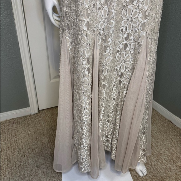 R&M Richards formal gown dress with lace and pearls size 6, - Picture 5 of 12